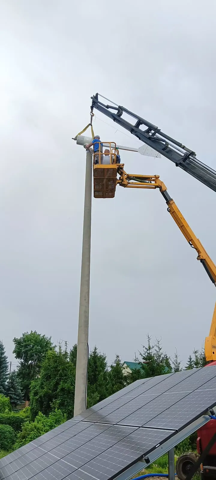 Montaż słupa przy instalacji fotowoltaicznej